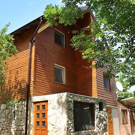 Domacinstvo Na Kraju Svijeta Country house *